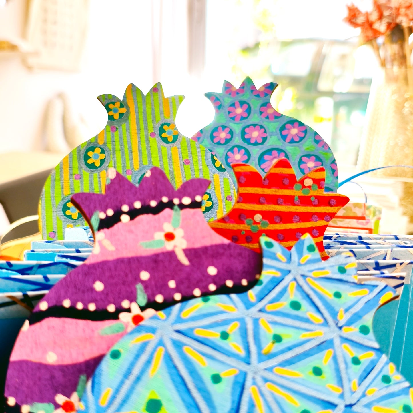 Πολύχρωμα ξύλινα ρόδια, ζωγραφισμένα στο χέρι και από τις δύο όψεις