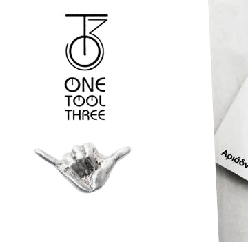 λαμπάδα με ασημένιο μονόγραμμα στην Ελληνική Νοηματική Γλώσσα