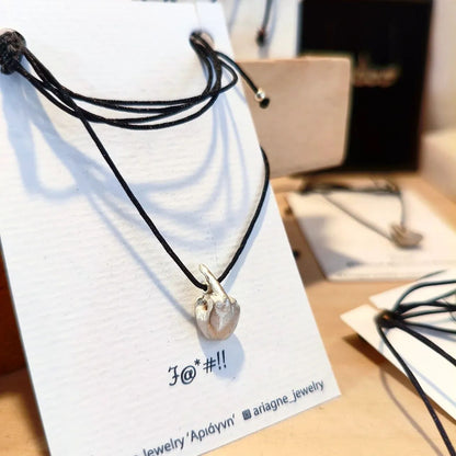 Ασημένιο μενταγιόν 3το δάκτυλο σε μαύρο κορδόνι