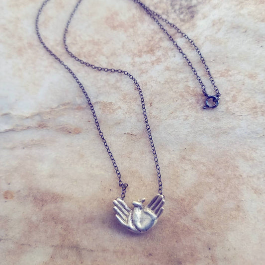 Ασημένιο μενταγιόν "πεταλούδα" στην Ελληνική Νοηματική γλώσσα